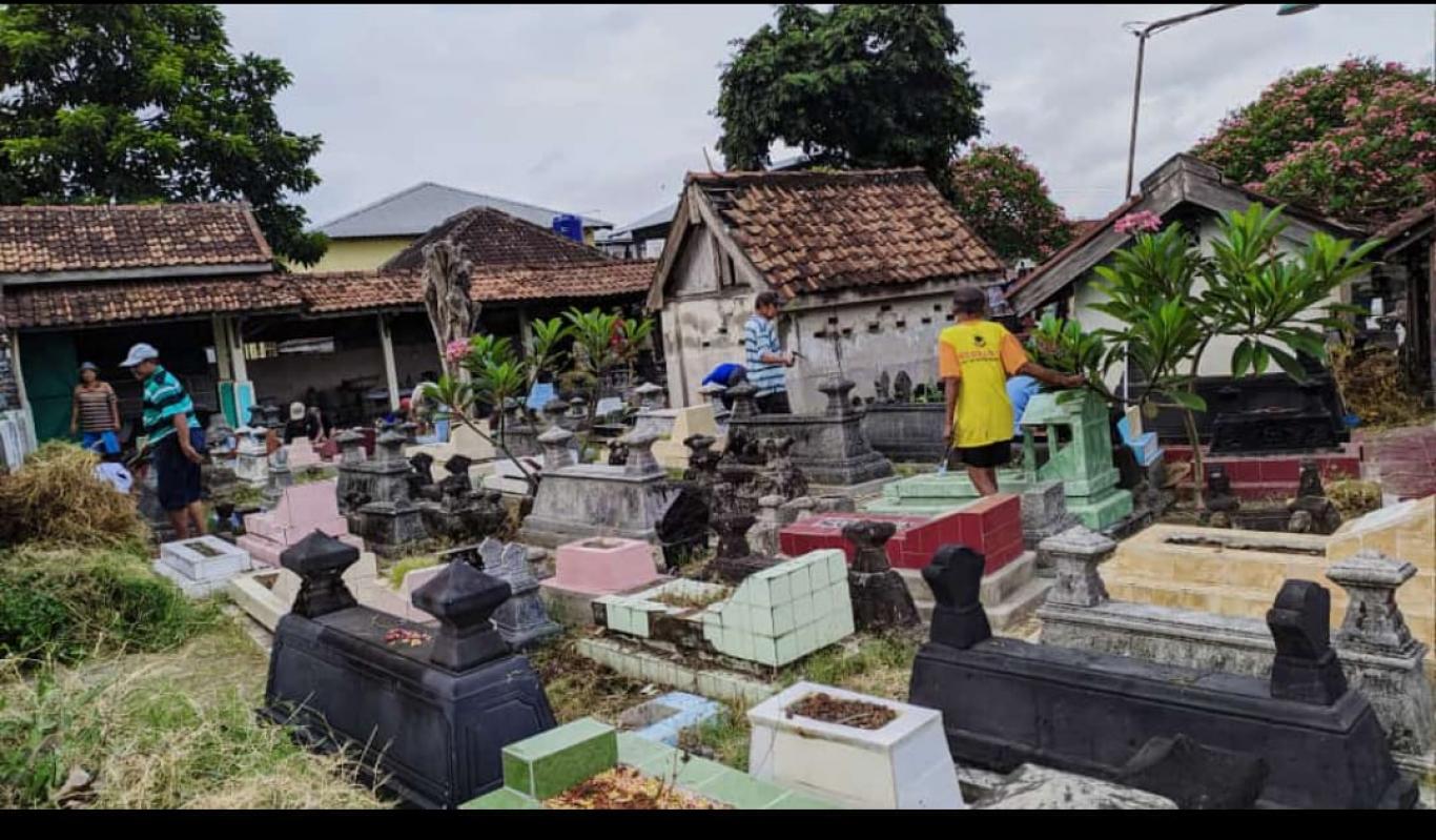 BERSIH MAKAM SEBAGAI SIMBOL GOTONG-ROYONG